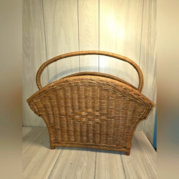 Vtg Brown Wicker Rattan Basket Magazine Rack Boho Retro Cottagecore Farmhouse - Picture 1 of 8